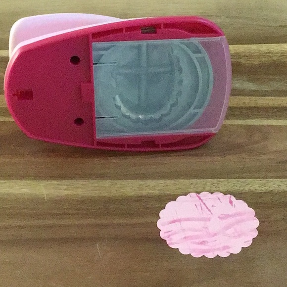 Oval 🌸 Marvy Uchida Lever Mega Craft Punch, Scallop Oval 2 1/2” - Picture 2 of 2